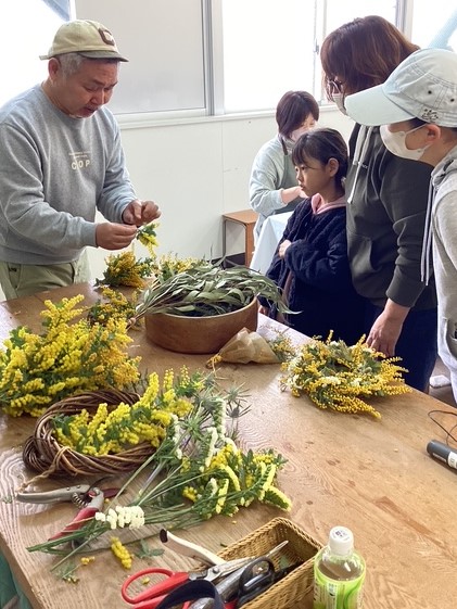 講師の説明を聴く参加者