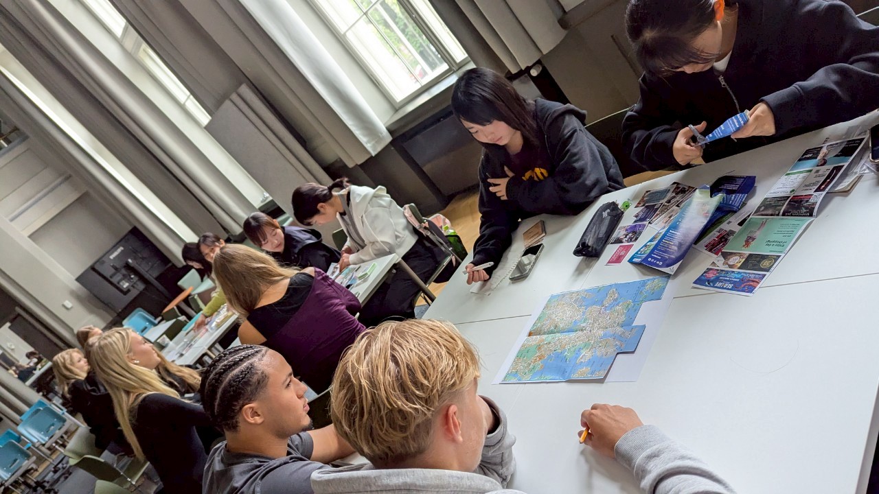 現地の学生との共同制作場面